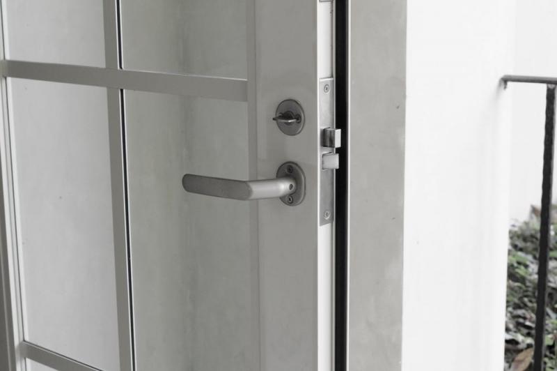 Porte d'entr&eacute;e en aluminium sur-mesure, quel choix pour la maison &agrave; Gif-sur-Yvette ?